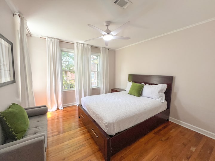 Acogedora cama queen size en el tercer  dormitorio. 