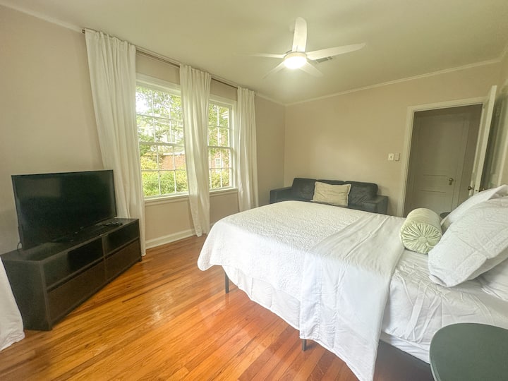 Acogedora cama queen size en el segundo dormitorio. Acceso a una SmartTV.  También hay un sofá para asientos adicionales.