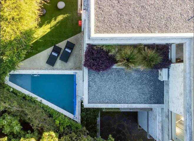 Luna Azul Loft – Ultra Lux Apt, Pool, Views gallery image 5