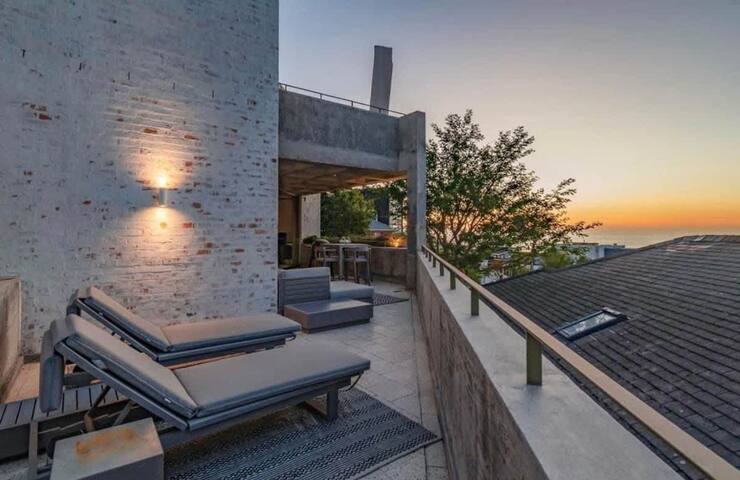 Luna Azul Loft – Ultra Lux Apt, Pool, Views gallery image 3