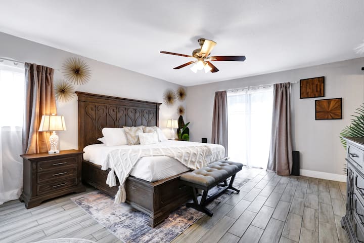 Chumba cha kulala cha msingi na kitanda cha ukubwa wa mfalme! 