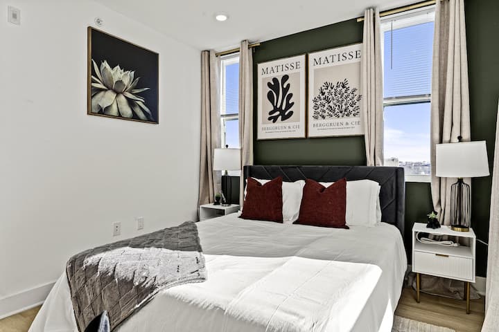 Retiro en el dormitorio: ¡el arte moderno, las almohadas lujosas y la luz del sol crean una escapada urbana acogedora!