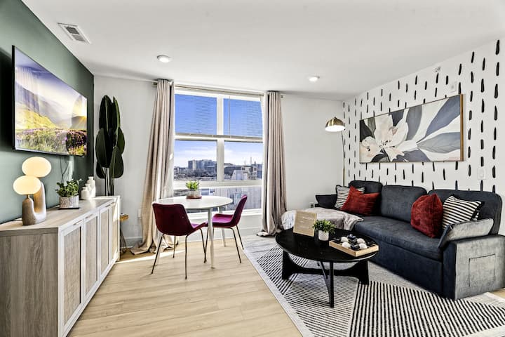 Espacio luminoso y elegante con vistas al horizonte, ¡perfecto para relajarse y cenar!