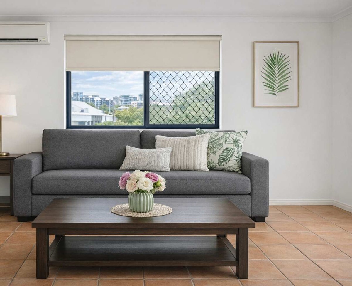 Eneo la wazi lenye mwanga wa kutosha lenye viti na runinga