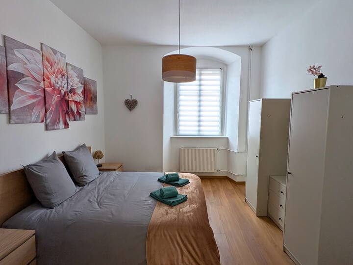 宽敞的卧室配备标准双人床、衣柜和梳妆台。