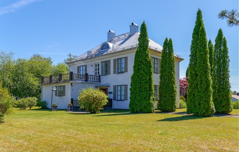 Amazing home in Hultsfred with sauna