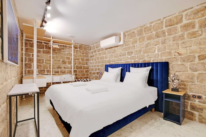 Un segundo dormitorio con dos camas individuales que se pueden juntar