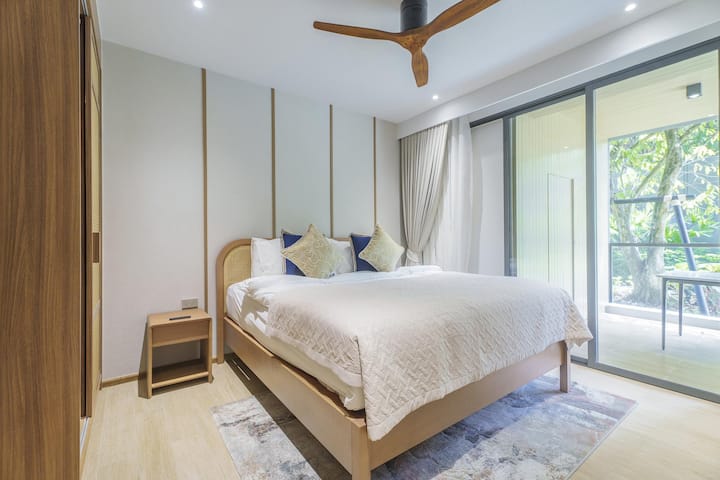 غرفة النوم الرئيسية - سرير بحجم كبير، حمام داخلي، إطلالة على الشرفة