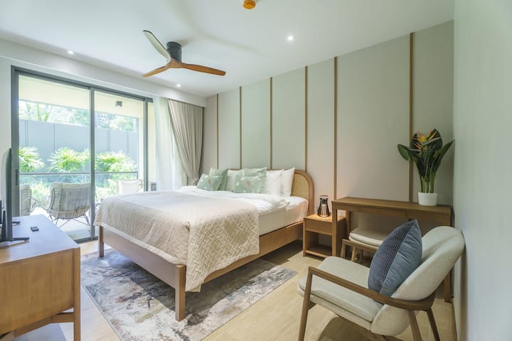 غرفة النوم الرئيسية - سرير بحجم كبير، حمام داخلي، إطلالة على الشرفة