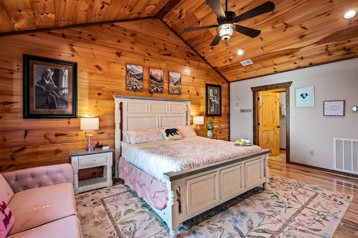 Primárny apartmán | Útulná elegancia – priestranné útočisko s manželskou posteľou s mäkkou posteľnou bielizňou, teplým dreveným interiérom a štýlovým umeleckým nábytkom. Klenutý strop, mäkké osvetlenie a útulné sedenie vytvárajú dokonalú kombináciu pohodlia a horského šarmu.