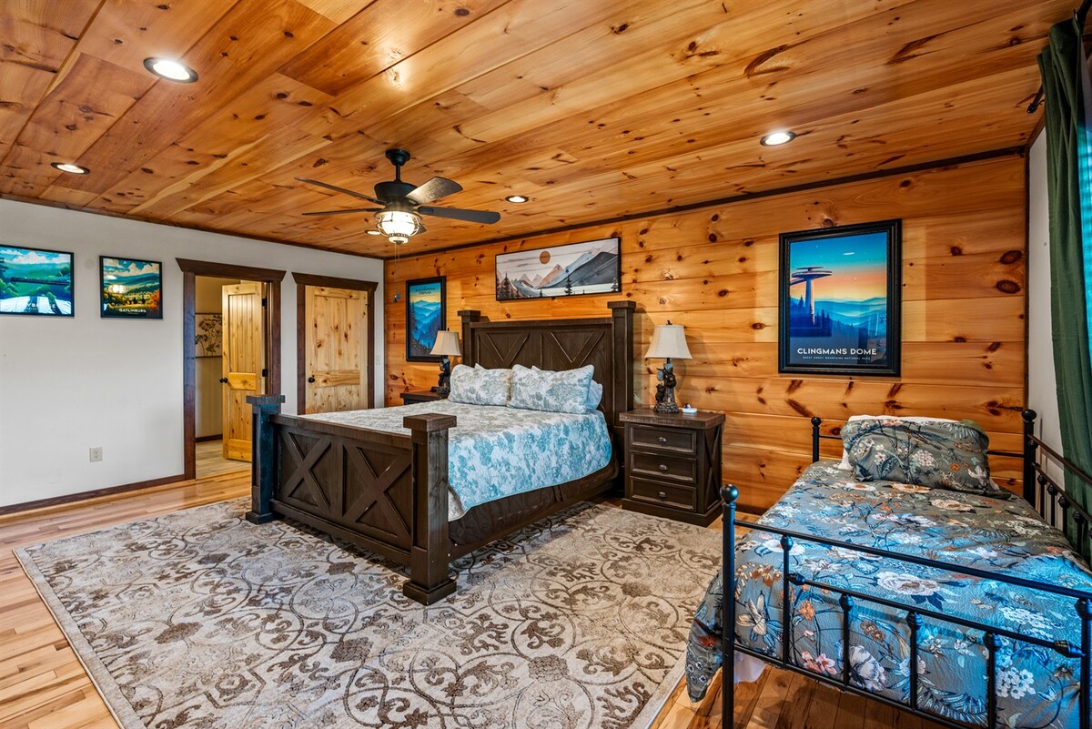 Chumba cha kulala | Kitanda cha King na Kitanda cha Twin - Mapumziko yenye nafasi kubwa yenye kitanda cha kingi, kitanda cha ziada cha twin na mapambo ya mlima ya kijijini. Inafaa kwa familia au makundi, chumba hiki chenye starehe kinajumuisha starehe na haiba na ufikiaji wa moja kwa moja wa bafu la kujitegemea la chumbani