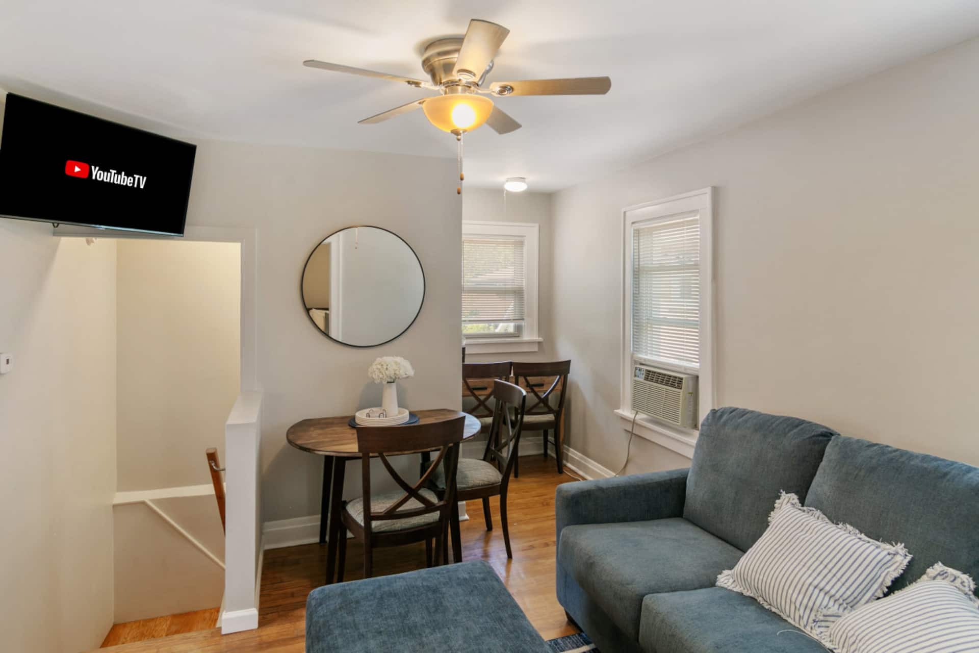 Cozy 2 bed Apt 2 train stops to the Naval Base