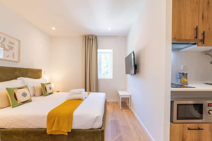 Bright & Cozy Studio Near City Center - Lisbon