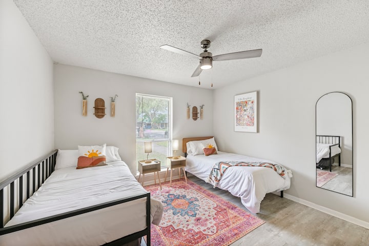 מיטות זוגיות נוחות בחדר שובב ונוח, מושלם לילדים או לאורחים נוספים.