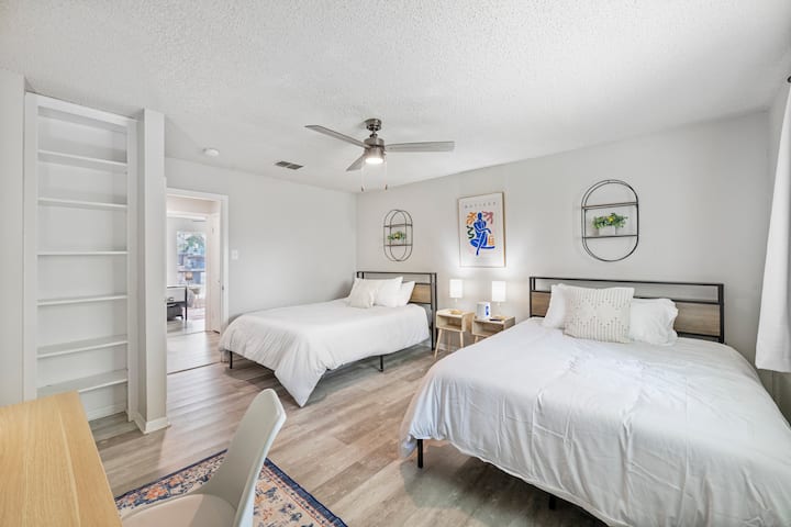 חדר שינה מרווח עם שתי מיטות קווין סייז נוחות - מושלם לזוגות או לחברים שחולקים מרחב.