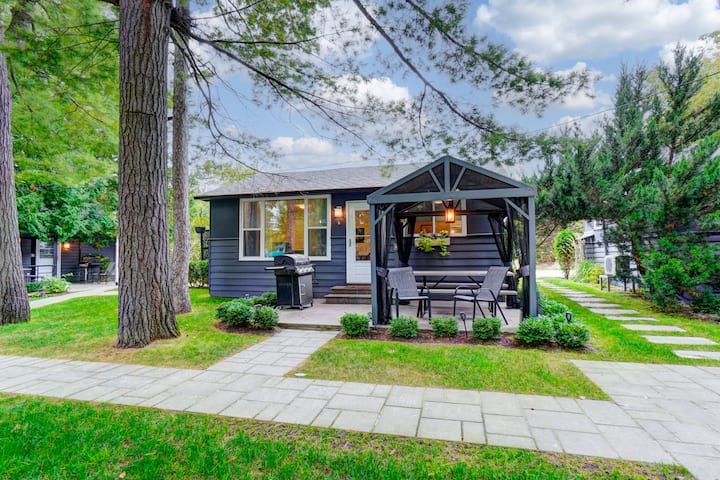 The Cozy Shore Cottage - Large - Wasaga Beach