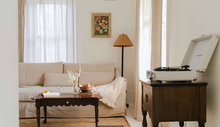 The Wild Rose - Cozy Pec Rental In Picton - 프린스 에드바르트
