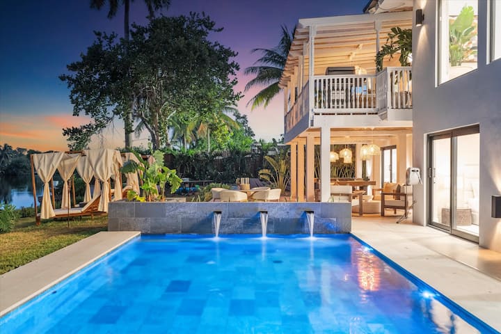 Luxe Miami Lakefront Mansion - 9BR w Pool & Garden