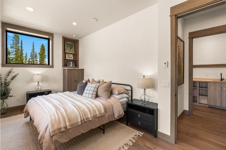 Gästrum på nedervåningen till höger