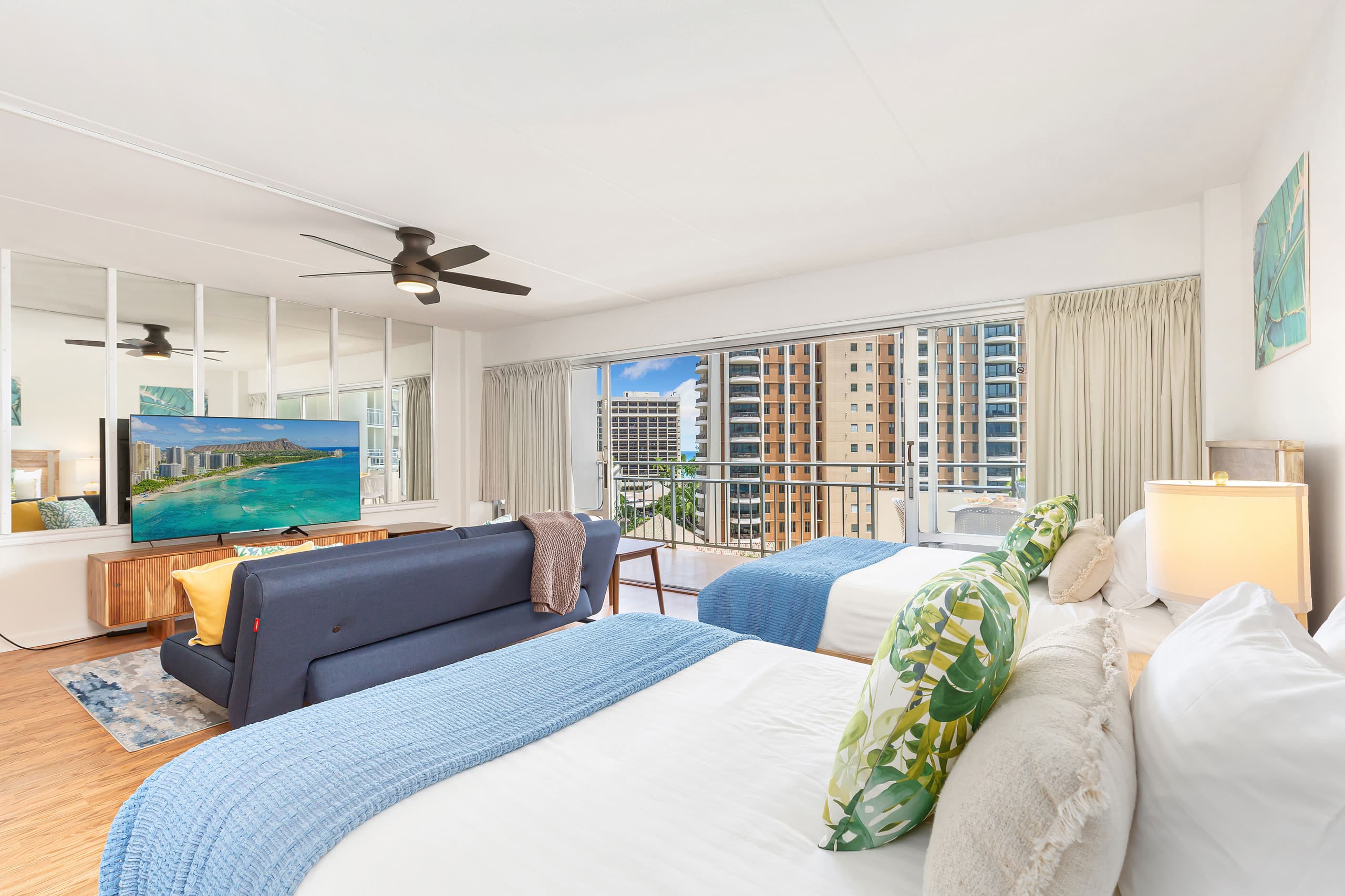 Skyline-Lagoon and Fireworks Magic from the Ilikai - Image 15