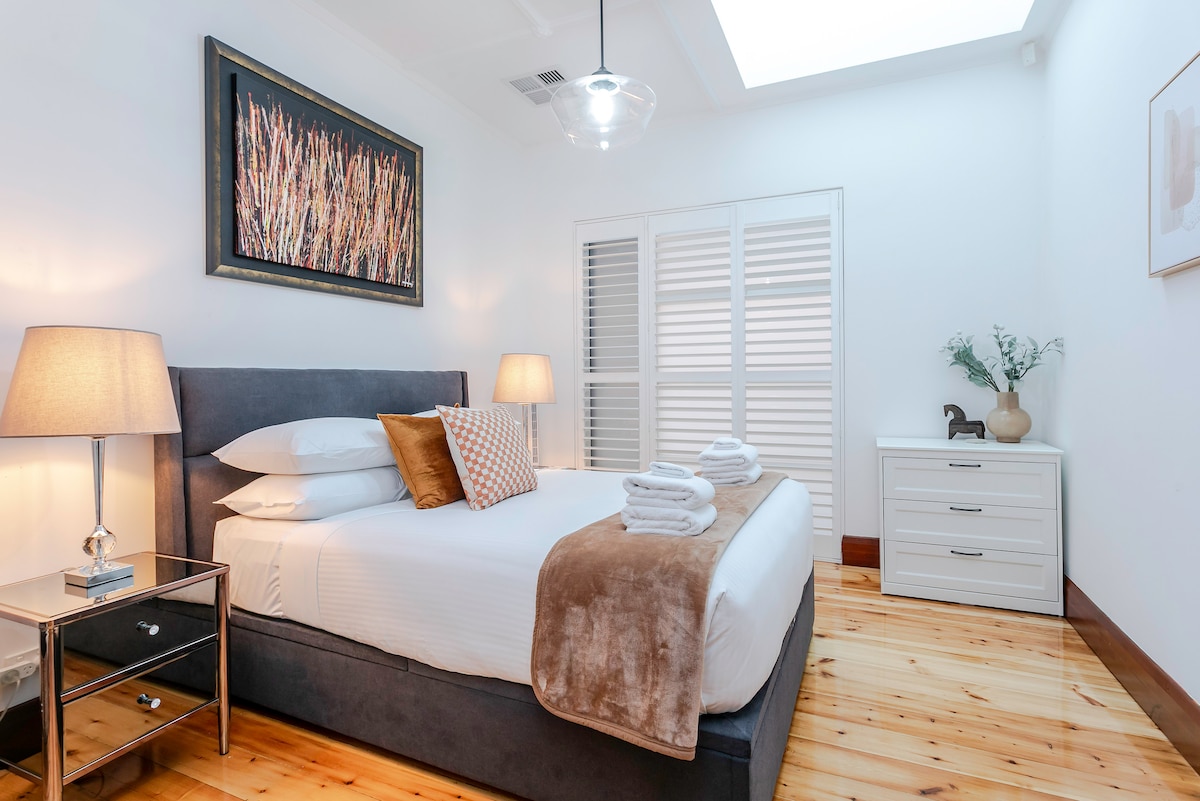 2. spavaća soba – bračni krevet (širine 180 – 200 cm) i mnogo prirodnog svjetla