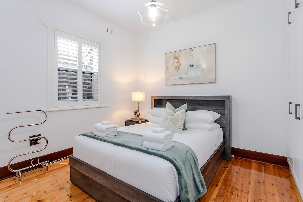 4. spavaća soba – bračni krevet, ogrtač, grijani stalci za ručnike u svim spavaćim sobama