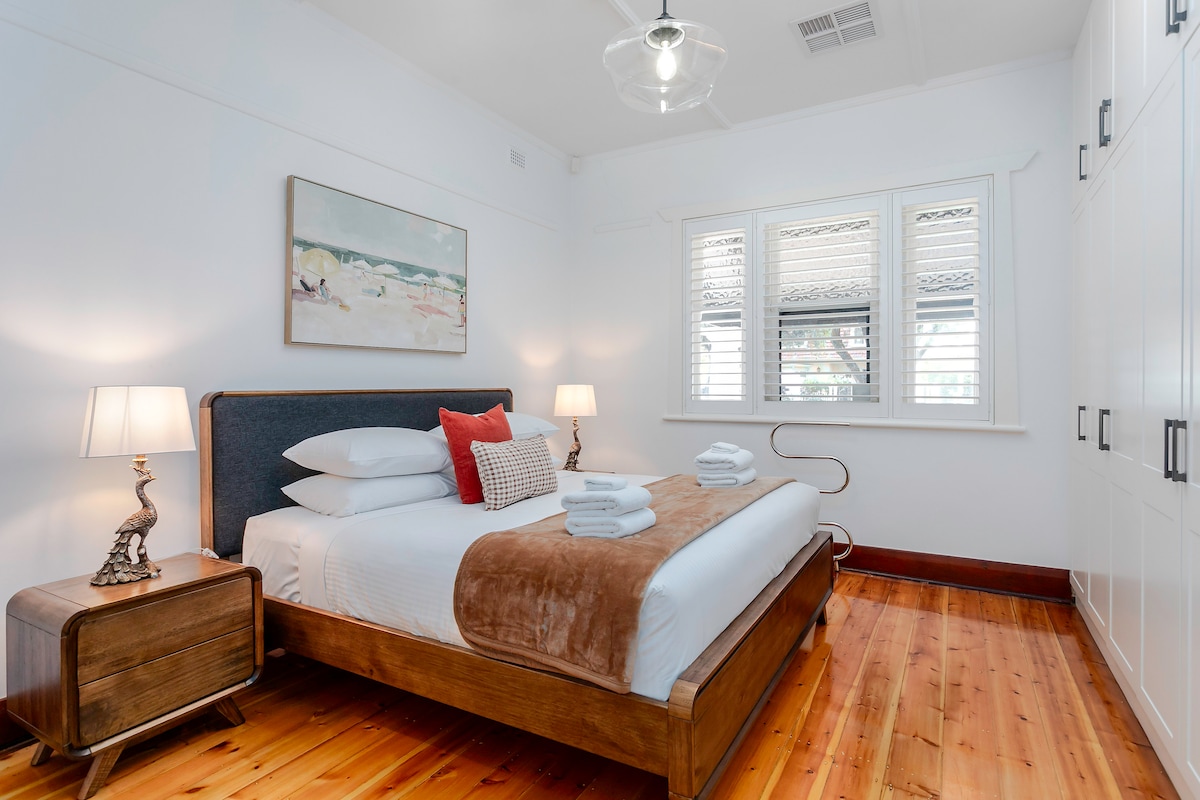 Glavna spavaća soba 1 s bračnim krevetom, ogrtačima i dizajnerskom kupaonicom