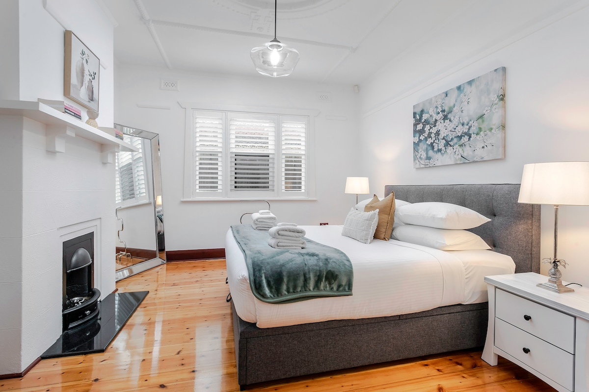 3. spavaća soba soba – bračni krevet, dovoljno prostora za odlaganje odjeće i veliko ogledalo