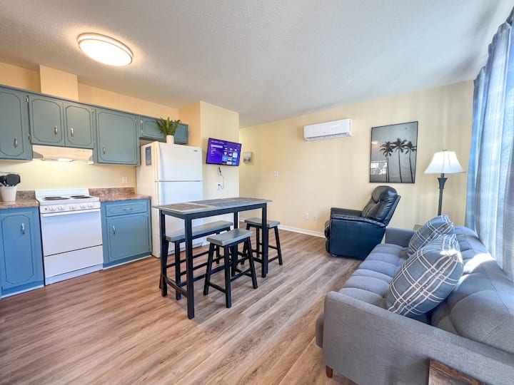 Peyton Cottage: Perfect For Mid To Long Term Stays - Pensacola, FL