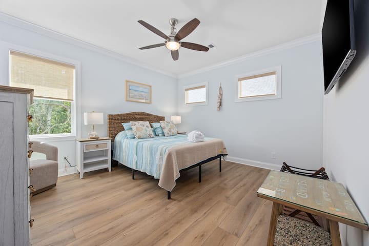 Terza camera da letto al piano superiore con letto queen-size