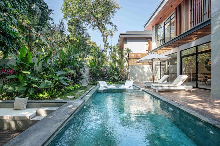 Contemporary 5br Villa Enclosed Living - Bali