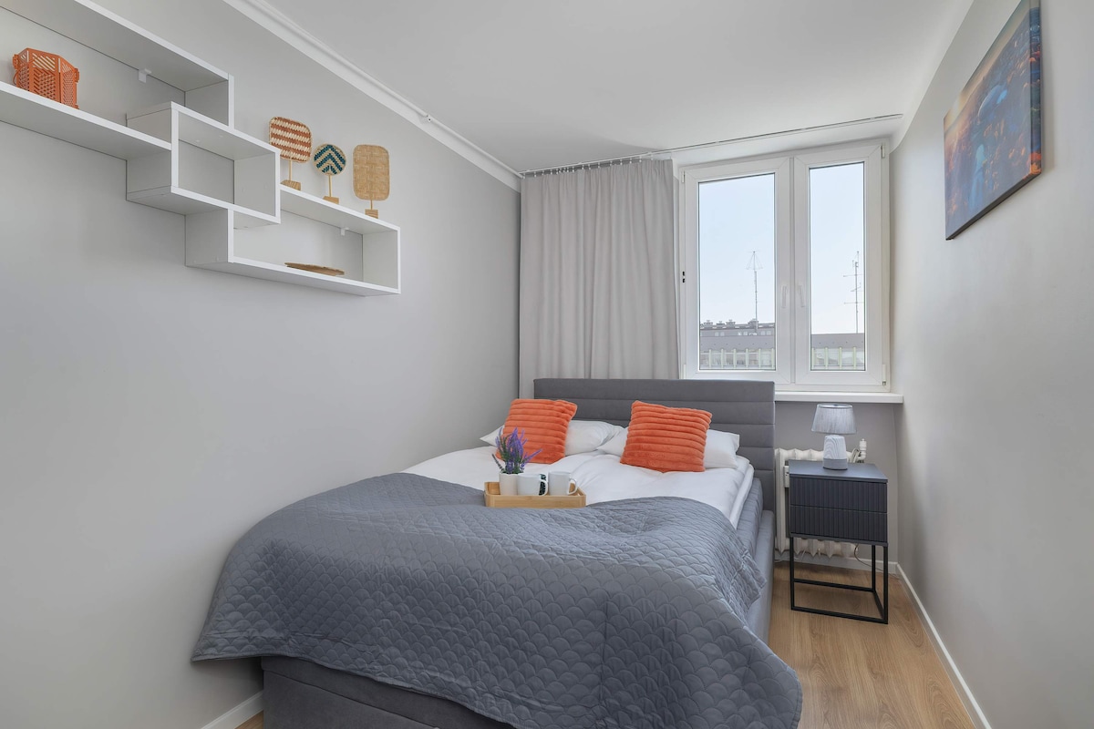 Dormitorio acogedor en el apartamento. 