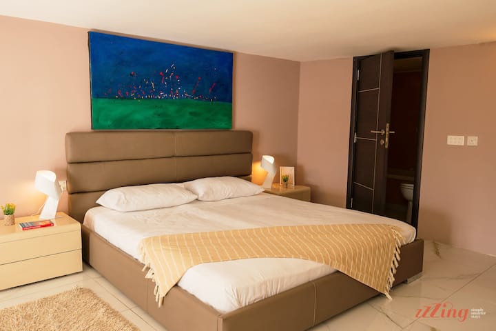 ห้องนอนใหญ่เตียงใหญ่