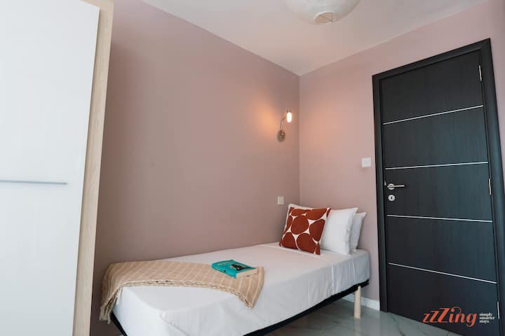 เตียงเดี่ยวตั้งอยู่ในพื้นที่เปิดโล่งใกล้กับห้องครัว