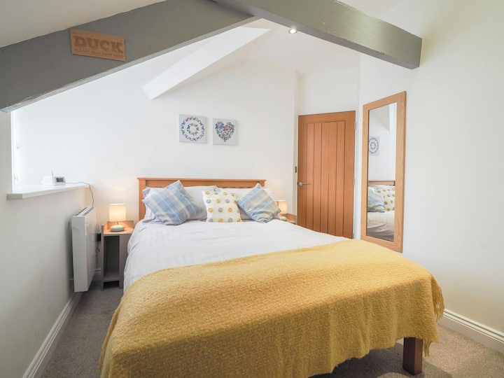 Ორადგილიანი საწოლი, საწოლისპირა კარადები და სანათები