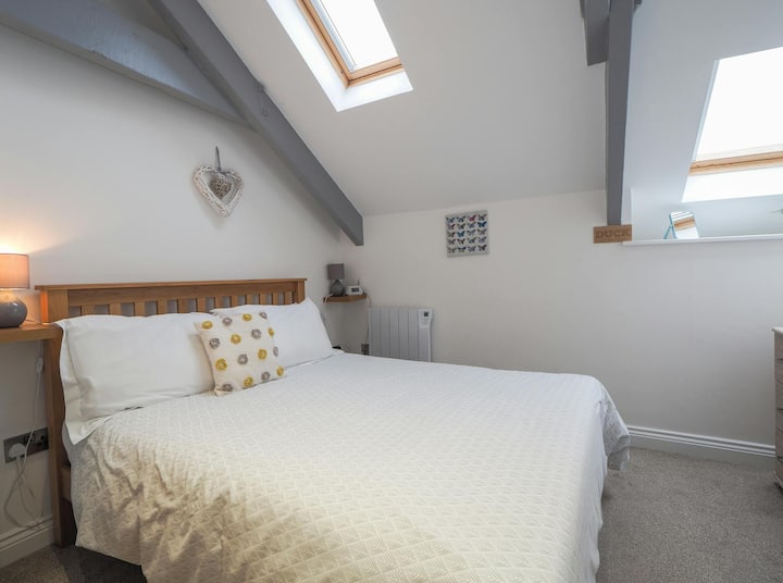 Ორადგილიანი საწოლი, ლამპა თაროზე საწოლთან, ველუქსის ფანჯარა