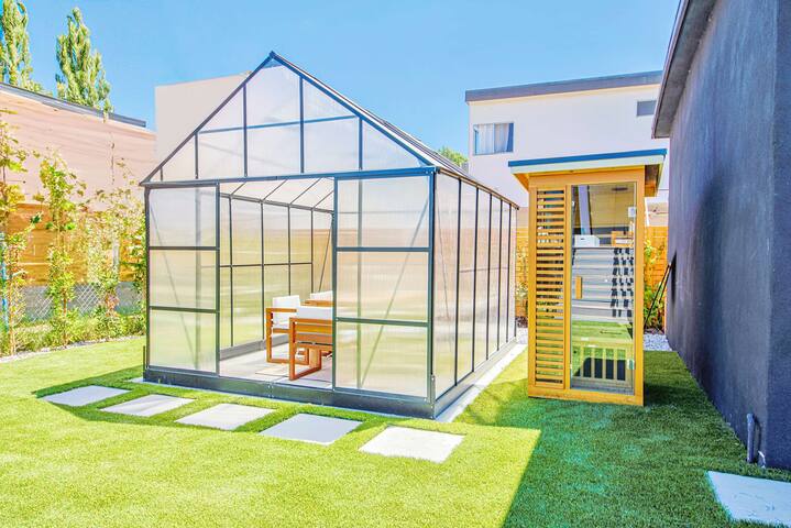 Jacuzzi, Garden, Sauna Franklin Hills Getaway gallery image 4