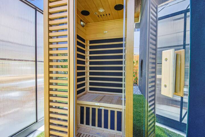 Jacuzzi, Garden, Sauna Franklin Hills Getaway gallery image 3