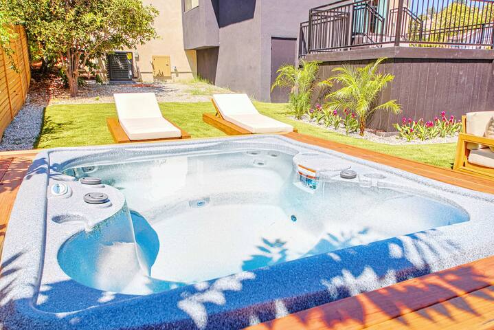 Jacuzzi, Garden, Sauna Franklin Hills Getaway gallery image 2