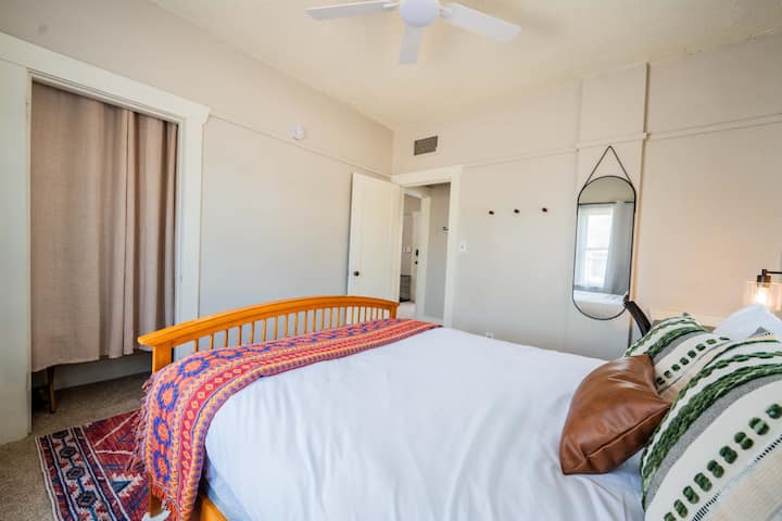 Minimalistická, slnečná izba s manželskou posteľou a hotelovou bielizňou.