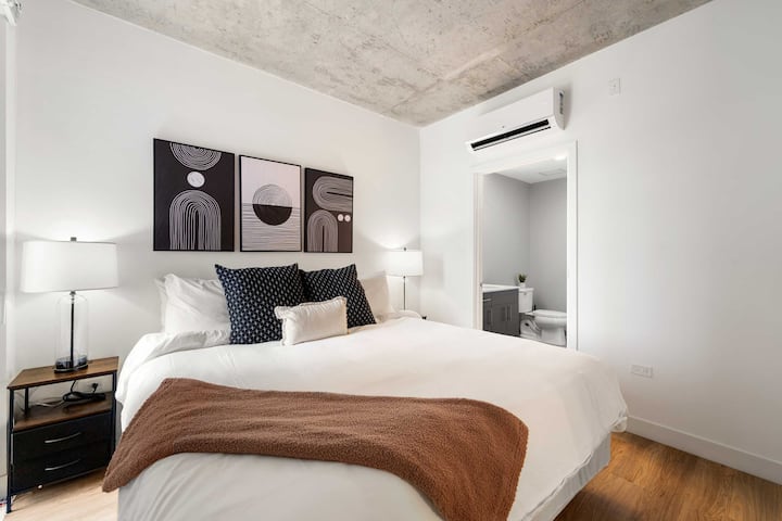 Amplio dormitorio con baño adjunto