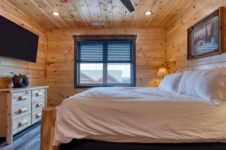 Spálňa 5 má manželskú posteľ, televízor a vlastnú kúpeľňu. (All Fun & Games)