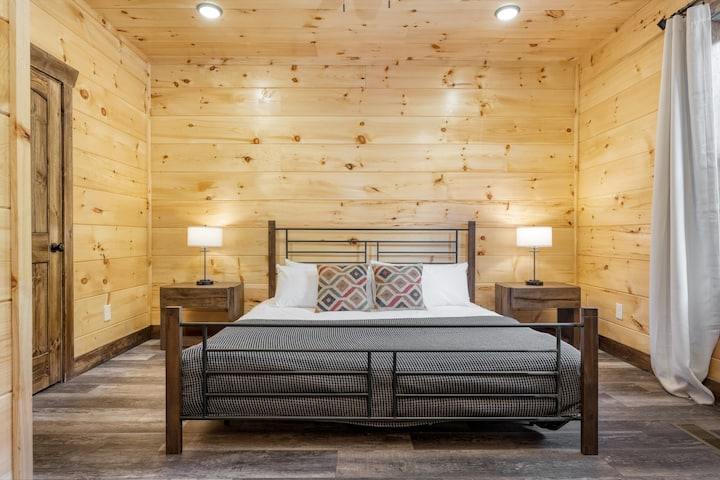 Spálňa 2 má manželskú posteľ King a vlastnú kúpeľňu. (Duval)