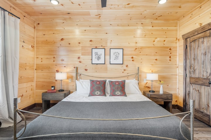 Hlavná spálňa má manželskú posteľ King a vlastnú kúpeľňu (Duval).