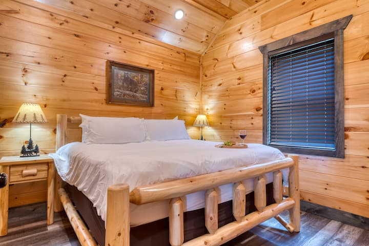 Spálňa 4 má manželskú posteľ, televízor a vlastnú kúpeľňu. (All Fun & Games)