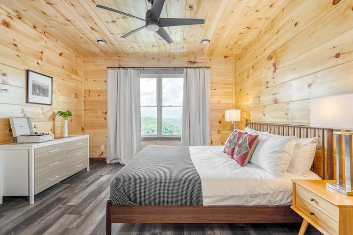 Spálňa 5 má manželskú posteľ King a vlastnú kúpeľňu (Duval).