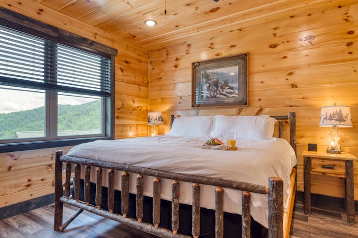 Spálňa 3 má manželskú posteľ, televízor a vlastnú kúpeľňu. (All Fun & Games)