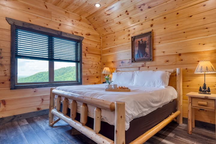 Spálňa 2 má manželskú posteľ, televízor a vlastnú kúpeľňu. (All Fun & Games)