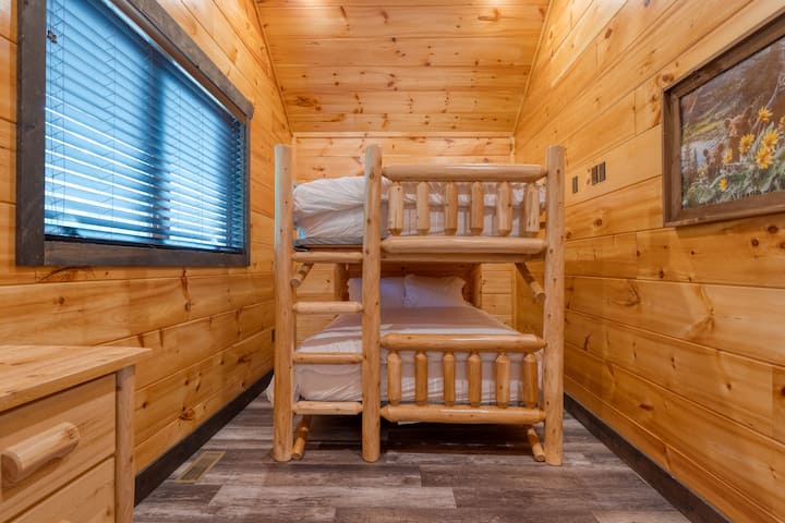 Spálňa 1 má poschodovú posteľ Queen a vlastnú kúpeľňu. Nachádza sa na najvyššom poschodí napravo od schodiska. (All Fun & Games)