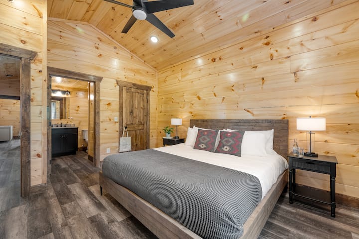 Spálňa 4 má manželskú posteľ King a vlastnú kúpeľňu (Duval).